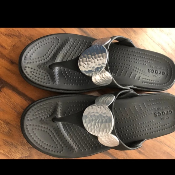 crocs sanrah embellished wedge flip